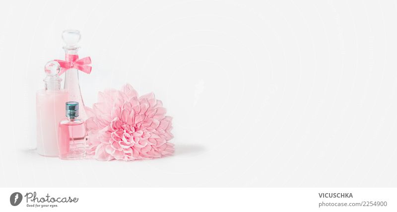 Pastellrosa Kosmetikflaschen mit schönen Blumen kaufen elegant Stil Design Körperpflege Parfum Creme Gesundheit Wellness Spa Feste & Feiern Rose Blatt Blüte