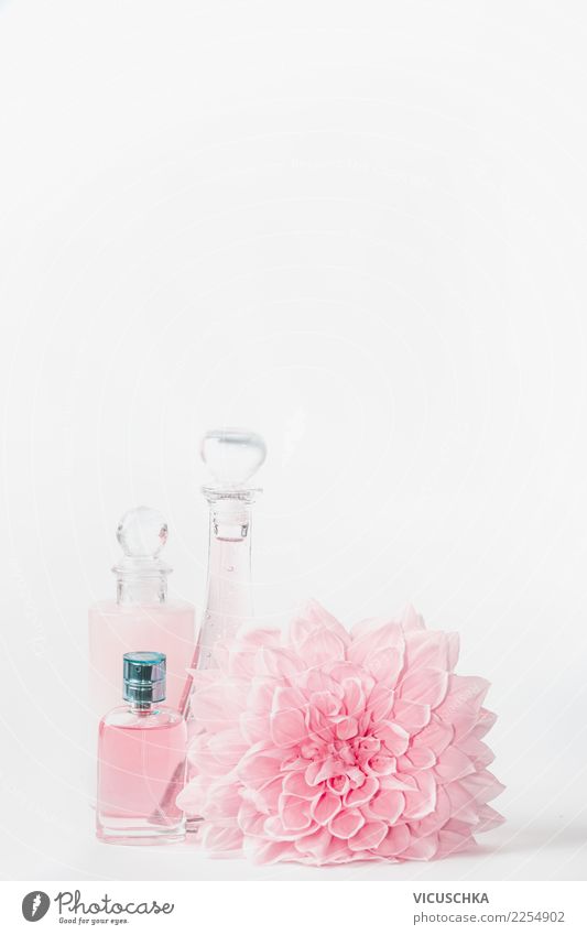 Kosmetik Flaschen mit pastell rosa Blume kaufen elegant Stil Design schön Parfum Gesundheit Wellness Spa Rose Mode trendy Hintergrundbild Entwurf Pastellton