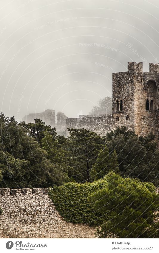 Das Castello di Venere in Erice im Nebel. Italien Sizilien Urlaub Tag Menschenleer Außenaufnahme Farbfoto Nebelwand Ritterburg wehrhaft Mittelalter