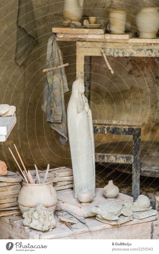 In der Töpferwerkstatt steht die fertiggestellte wunderschöne Figur einer Frau im Umhang. Kunst Skulptur Ton Menschenleer Kunsthandwerk Töpferei Keramik
