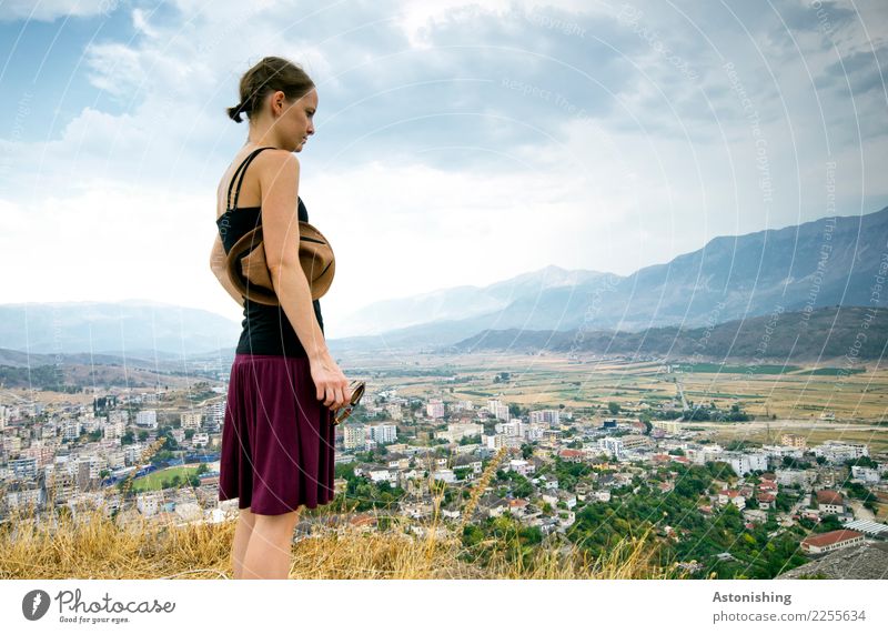 auf dem Hügel Gjirokastras Mensch feminin Junge Frau Jugendliche Körper Haut Kopf Haare & Frisuren Arme Beine 1 18-30 Jahre Erwachsene Umwelt Natur Landschaft