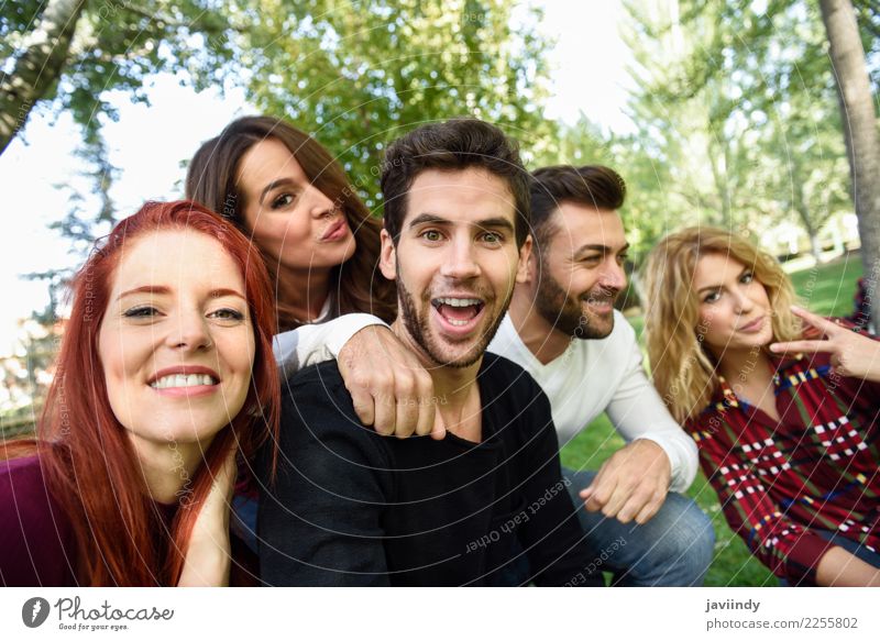 Gruppe Freunde, die selfie im städtischen Hintergrund nehmen. Lifestyle Freude Glück schön Freizeit & Hobby Telefon PDA Fotokamera Mensch maskulin feminin