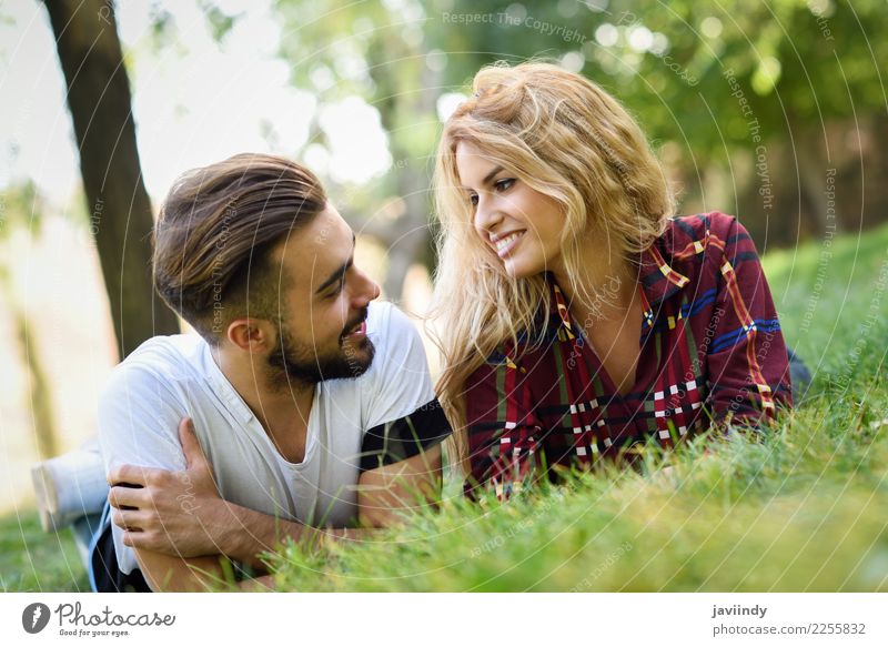 Schöne junge Paare, die auf Gras in einem städtischen Park legen Lifestyle Freude Glück schön Sommer Mensch maskulin feminin Junge Frau Jugendliche Junger Mann