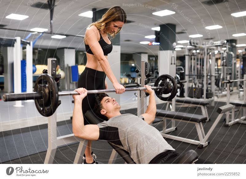 Weiblicher persönlicher Trainer, der einem jungen Mann hilft, Gewichte zu heben Lifestyle Körper Sport Mensch maskulin feminin Junge Frau Jugendliche