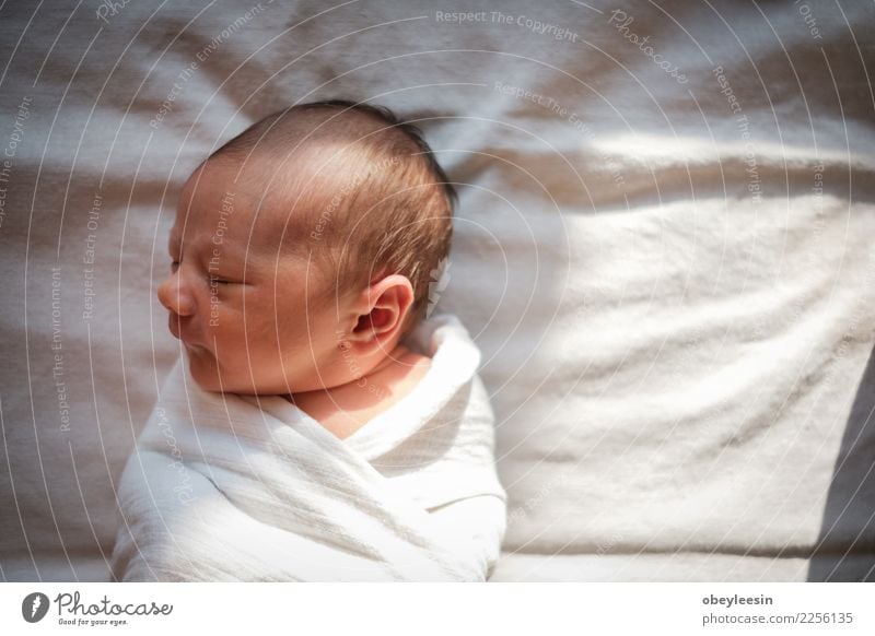 Neugeborenes Baby, welches die Welt erfährt schön Haut Gesicht Erholung Schlafzimmer Kind Kleinkind Junge Kindheit Hand Spielzeug Lächeln Liebe schlafen träumen
