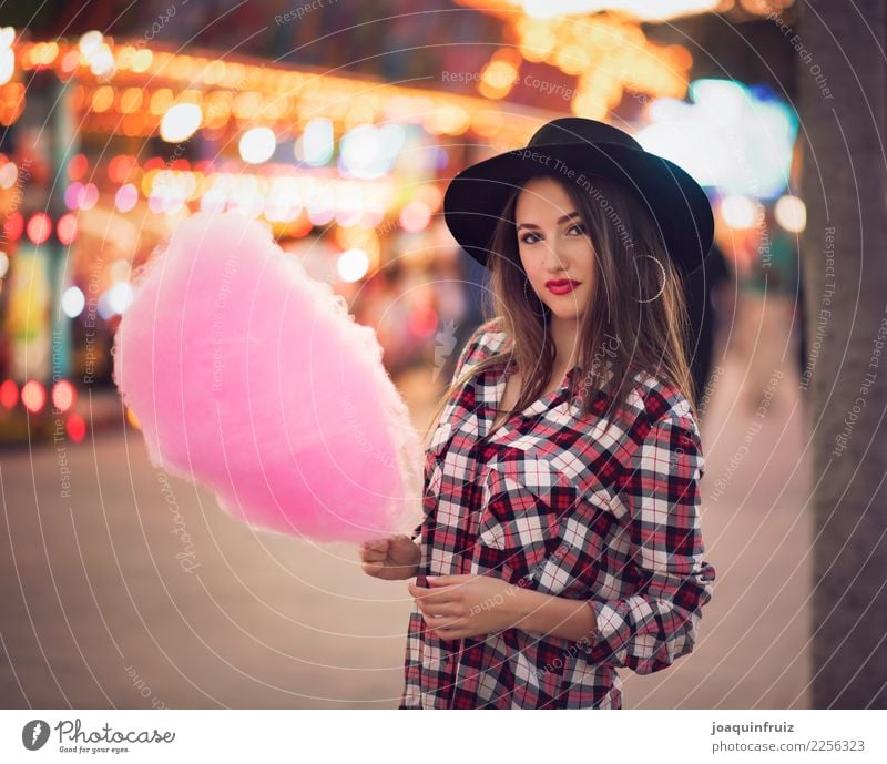 Schönheitsmädchen mit einer Zuckerwatte in einer Messe Lifestyle Freude Glück schön Entertainment Frau Erwachsene Park Hut Fröhlichkeit weiß Fairness Mädchen