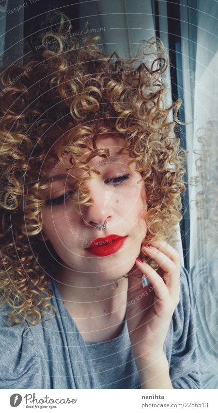 Traurige und schöne blonde Frau Lifestyle Haut Gesicht Lippenstift Mensch feminin Junge Frau Jugendliche 1 18-30 Jahre Erwachsene Fenster Piercing Locken