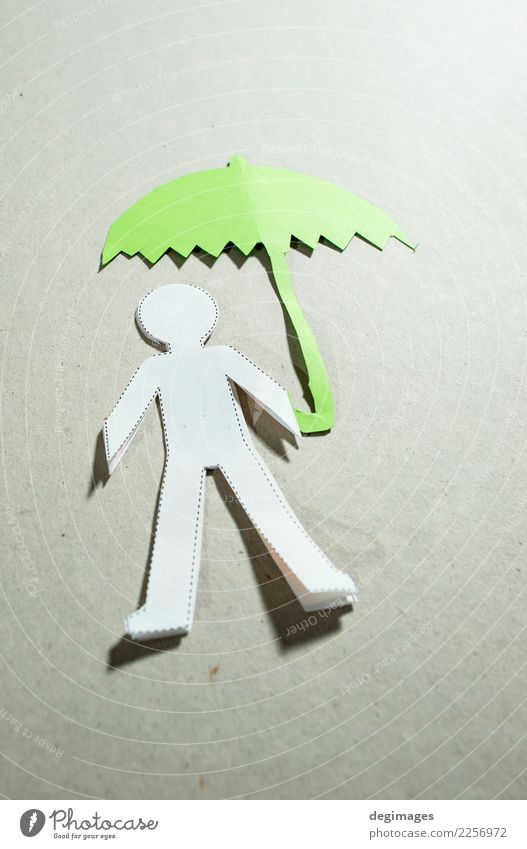 Fugire von Männern und Regenschirm Mensch Mann Erwachsene Hand Wetter Papier unten grün schwarz weiß Sicherheit Schutz Versicherung Menschen Ausschnitt