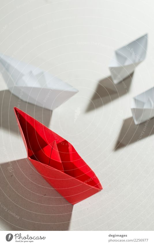 Origami-Boote Ferien & Urlaub & Reisen Kreuzfahrt Meer Erfolg Segeln Business Menschengruppe Verkehr Wasserfahrzeug Papier Spielzeug außergewöhnlich blau rot