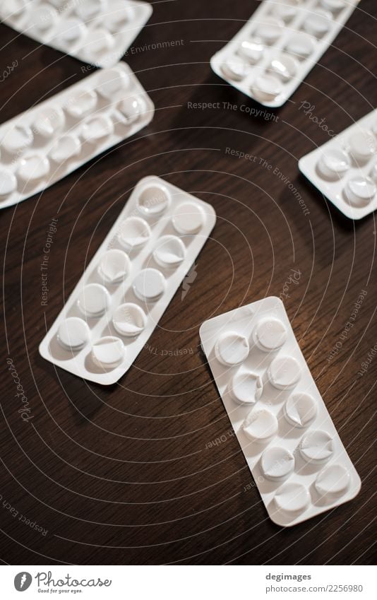 Weiße Blasen mit Drogen auf Dunkelheit Behandlung Krankheit Medikament Rudel Verpackung Paket Kunststoff dunkel weiß Blister Medizin Tablette Hintergrund