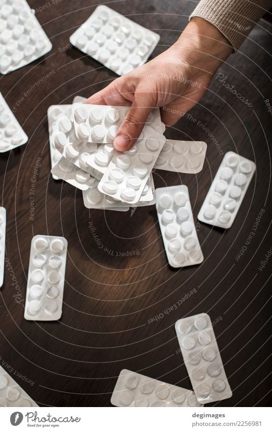 Weiße Blasen mit Drogen auf Dunkelheit Behandlung Krankheit Medikament Hand Rudel Verpackung Paket Kunststoff dunkel weiß Blister Medizin Tablette Hintergrund