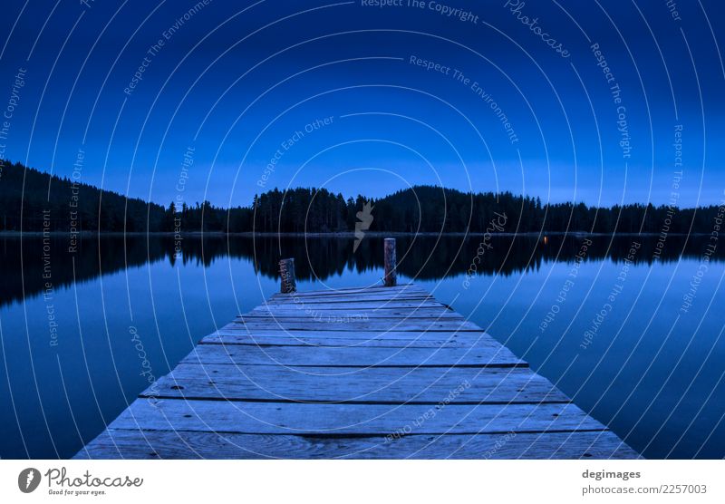 Pier auf einem See in der Nacht Ferien & Urlaub & Reisen Sommer Sonne Berge u. Gebirge Natur Landschaft Himmel Horizont Baum Wald Holz alt blau Frieden Idylle