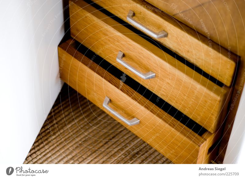 Schubladendenken Möbel Raum Schrank Holz eckig einfach braun weiß Ordnung offen aufmachen Spalte aufbewahren Farbfoto Innenaufnahme Detailaufnahme Menschenleer