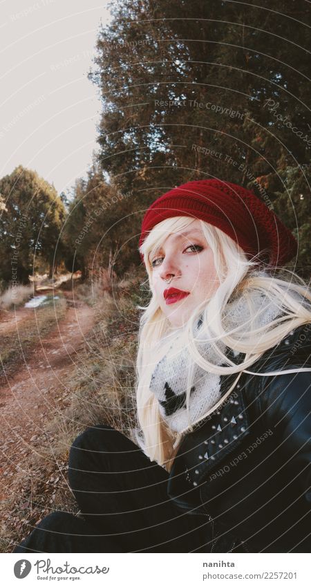 Junge blonde Frau, die zu einem Wald geht Lifestyle Stil schön Haare & Frisuren Ferien & Urlaub & Reisen Abenteuer Freiheit Expedition Winterurlaub Mensch