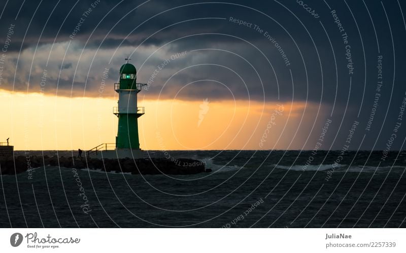 Rostocker Leuchtturm im Regen Ostsee leuchtfeuer Sonnenuntergang Gewitter Wolken dramatisch Deutschland Mecklenburg-Vorpommern Sehenswürdigkeit grün Wasser Meer