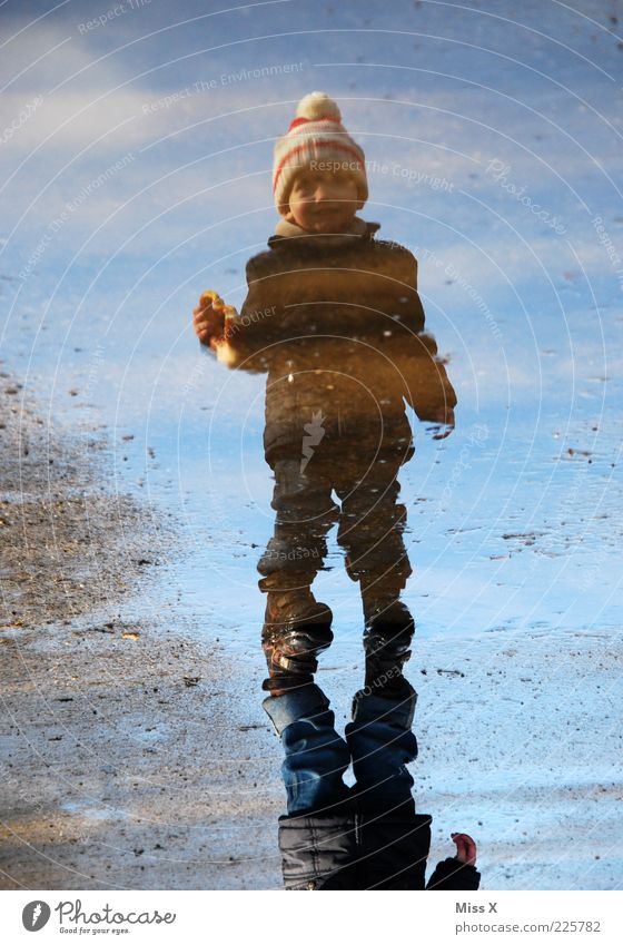 Schatz mit Brezel und Bömmelmütze Mensch Kind Kleinkind Junge Kindheit 1 1-3 Jahre Wasser Herbst Winter schlechtes Wetter Regen Küste Gummistiefel Mütze Lächeln