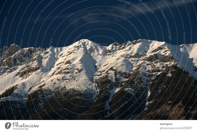 Innsbrucker Nordkette im Winter Natur Landschaft Himmel Schönes Wetter Schnee Felsen Alpen Berge u. Gebirge Gipfel Schneebedeckte Gipfel blau grau weiß Farbfoto