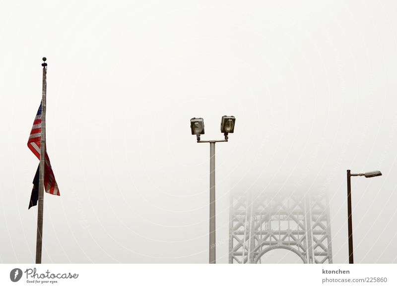 Amerikanische Flagge + Brücke Fotokamera schlechtes Wetter Nebel New York State New Jersey USA Nordamerika Bauwerk Wahrzeichen George Washington Bridge