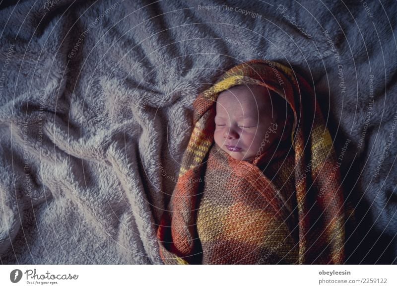 Neugeborenes Baby, das die Welt zum ersten Mal erlebt schön Haut Gesicht Erholung Schlafzimmer Kind Kleinkind Junge Kindheit Hand Spielzeug Lächeln Liebe