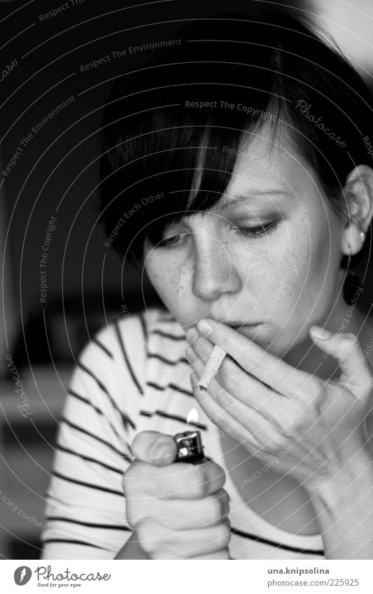 leben kann tödlich sein Lifestyle Rauchen Rauschmittel feminin Junge Frau Jugendliche Erwachsene 1 Mensch 18-30 Jahre Laster Drogensucht anzünden Zigarette