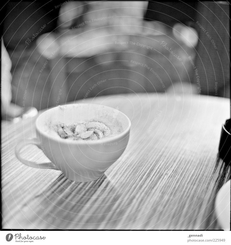 Das Leben genießen Lebensmittel Sahne Getränk Heißgetränk Kaffee Tasse Tisch Maserung trinken heiß lecker Lebensfreude Vorfreude analog Rahmen Quadrat