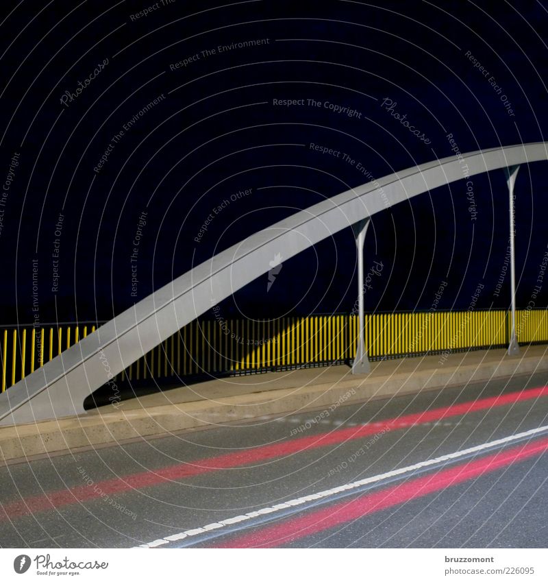 Drive-by Brücke Verkehrswege Straßenverkehr Autofahren Metall gelb grau rosa Wege & Pfade Bewegungsunschärfe Geschwindigkeit Farbfoto Außenaufnahme