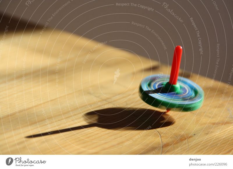 Rotation Spielen Tisch Kitsch Krimskrams Bewegung drehen Geschwindigkeit Farbfoto Innenaufnahme Nahaufnahme Schatten Menschenleer Drehung mehrfarbig Kinderspiel