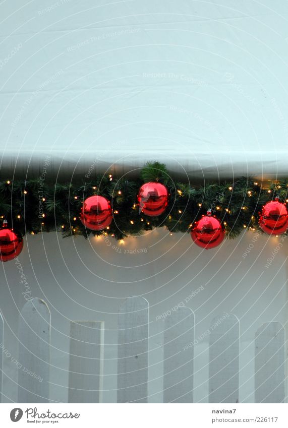 kalte Weihnacht Zeichen rot Einsamkeit Gedeckte Farben Außenaufnahme Nahaufnahme Menschenleer Textfreiraum oben Tag Textfreiraum unten Dekoration & Verzierung
