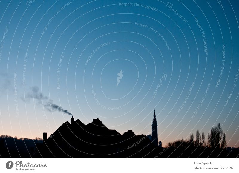 Ein neuer Tag Schönes Wetter Landshut Deutschland Bayern Stadt Menschenleer Haus Kirche Gebäude blau schwarz Morgendämmerung Rauchwolke Dämmerung Kirchturm