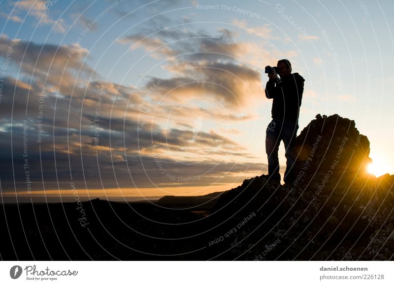 neulich in Island Ferien & Urlaub & Reisen Tourismus Mensch maskulin Himmel Begeisterung Fotografie Fotografieren Fotokamera Abend Sonnenlicht Sonnenstrahlen