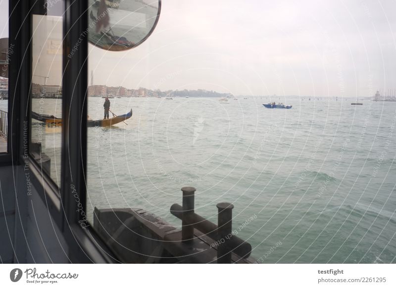 wasser Mensch Umwelt Natur Küste Hafenstadt Verkehr Verkehrsmittel Verkehrswege Motorboot Beiboot Riesenrad authentisch historisch Venedig Farbfoto