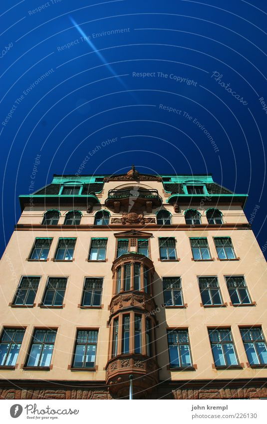 kommt der komet Himmel Stockholm Schweden Altstadt Haus Hochhaus Bauwerk Gebäude Architektur Fassade elegant historisch blau braun grün Zufriedenheit Reichtum