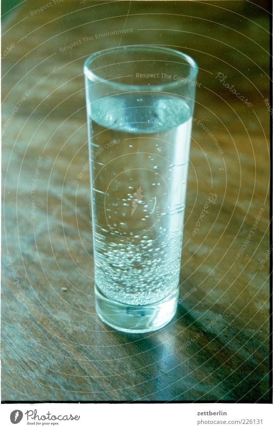 Wasser Lebensmittel Getränk trinken Erfrischungsgetränk Trinkwasser Glas Wasserglas deutlich Mineralwasser Farbfoto Gedeckte Farben Innenaufnahme Nahaufnahme
