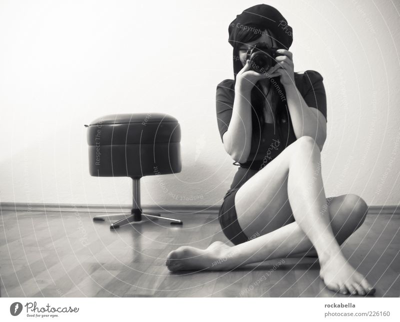 all empty. Freizeit & Hobby feminin 18-30 Jahre Jugendliche Erwachsene Mode Mütze schwarzhaarig sitzen Hocker Fotografieren Fotokamera Raum Designermöbel