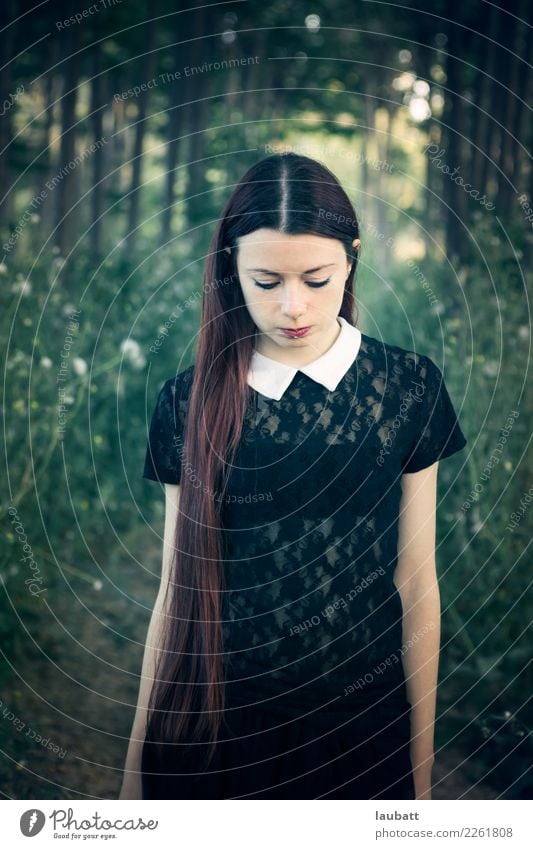 Portrait einer jungen Frau in einer melancholischen Stimmung, in einem Wald exotisch Karneval Halloween Junge Frau Jugendliche 1 Mensch 18-30 Jahre Erwachsene