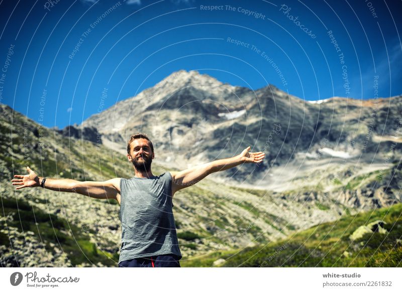 Draußen zu Hause Mensch maskulin Mann Erwachsene 1 18-30 Jahre Jugendliche Hügel Alpen Berge u. Gebirge Gipfel Schneebedeckte Gipfel wandern Freizeit & Hobby