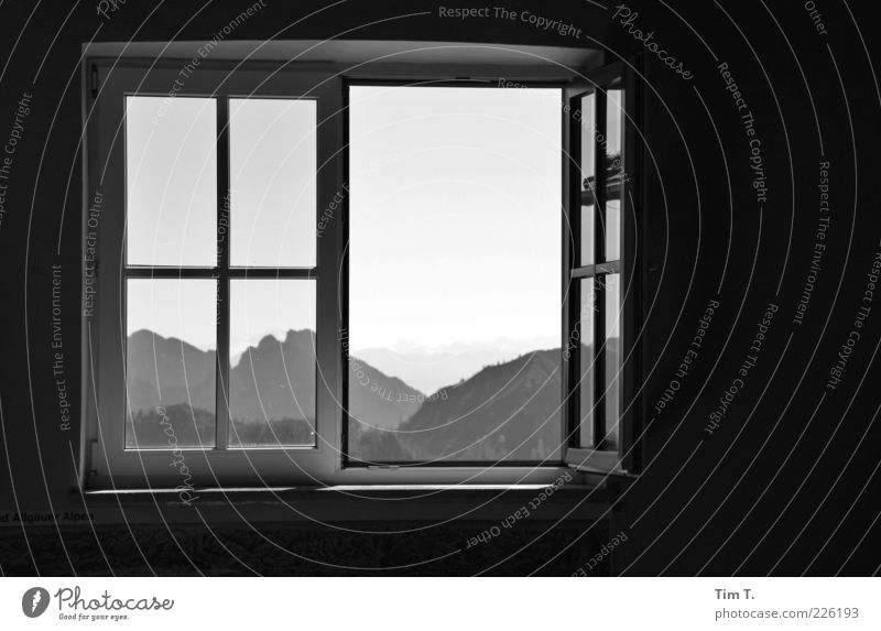 Fenster mit Ausblick Umwelt Natur Landschaft Wald Alpen Berge u. Gebirge Wallberg Deutschland Europa Menschenleer Einsamkeit offen Schwarzweißfoto Innenaufnahme
