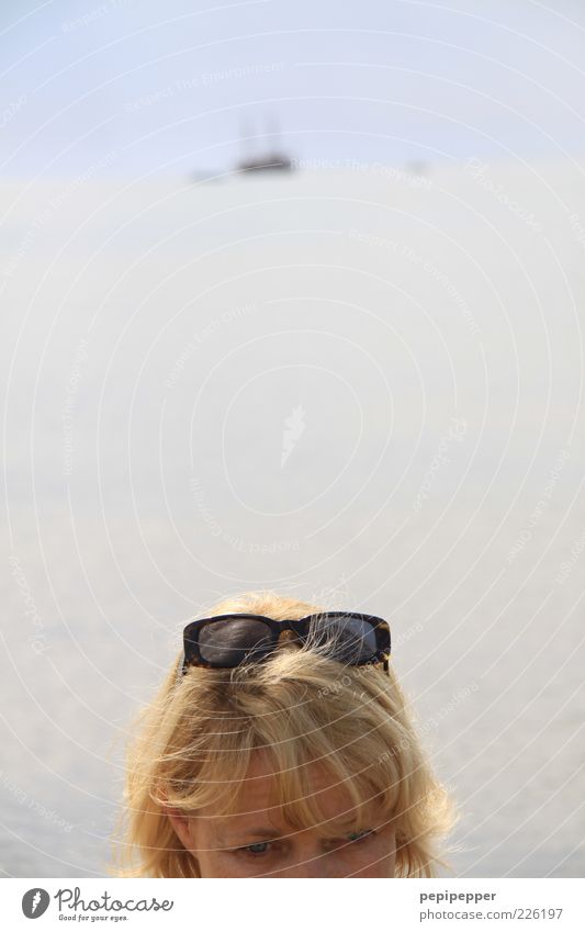 in die ferne schweifen Ferne Sommer Meer feminin Frau Erwachsene Kopf Gesicht Horizont Küste Jacht Sonnenbrille blond Erholung Farbfoto Außenaufnahme
