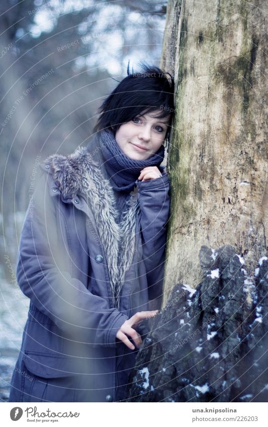winter winds feminin Junge Frau Jugendliche Erwachsene 1 Mensch 18-30 Jahre Natur Winter Eis Frost Schnee Baum Wald Bekleidung Mantel Schal schwarzhaarig