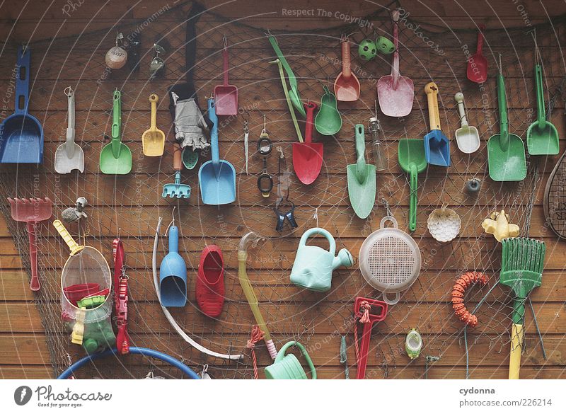 Strandgut Mauer Wand einzigartig Freizeit & Hobby Idee Kreativität Ordnung Vergänglichkeit Wert Spielzeug Netz Holzwand Sammlung Kunststoff Schaufel Sieb Rechen