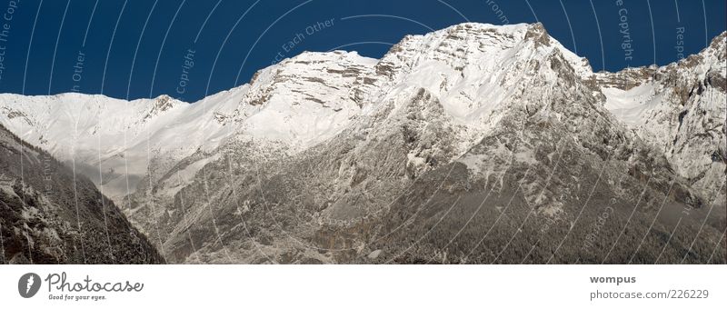 Coole Piste Natur Landschaft Himmel Wolkenloser Himmel Winter Schönes Wetter Schnee Hügel Felsen Alpen Berge u. Gebirge Gipfel Schneebedeckte Gipfel blau grau