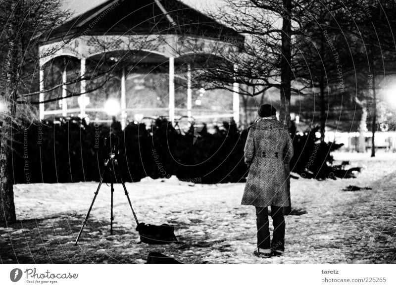 Nachtfotografie elegant Stil Frau Erwachsene 1 Mensch 18-30 Jahre Jugendliche Winter Schnee Park Montreal Pavillon ästhetisch Fotografie Stativ Ferne beobachten