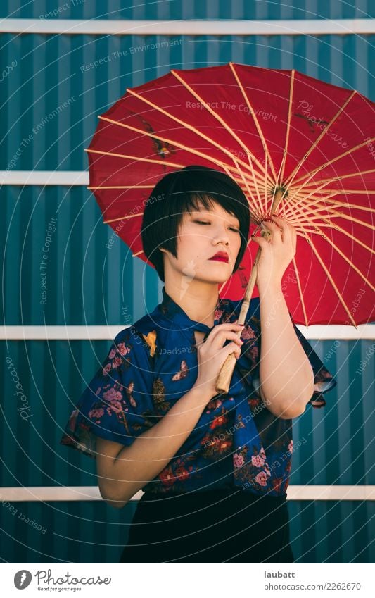Chinesisches Mädchen des roten Regenschirmes - Art und Weiseportrait Lifestyle kaufen Reichtum elegant Stil Design exotisch schön Parfum Schminke Lippenstift