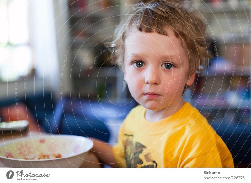 141 [Zu-Früh-Stück] Frühstück Frühstückspause Essen Schalen & Schüsseln Junge Kindheit Mensch T-Shirt beobachten Denken Blick ästhetisch schön Vertrauen ruhig