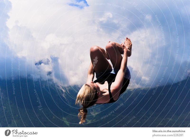woooohoooow II Freizeit & Hobby Sommer springen Salto Rückwärtssalto Turnen Turner feminin Junge Frau Jugendliche Erwachsene 1 Mensch 18-30 Jahre Wolken blond
