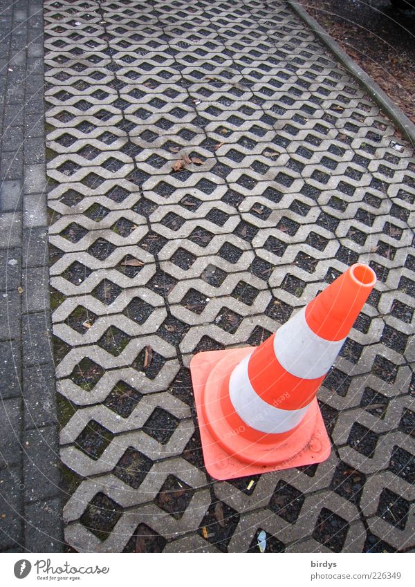 Lübecker Hütchen Baustelle Verkehrswege rot weiß Sicherheit Ordnung Verkehrsleitkegel Pflasterweg Straßenbelag Begrenzung Barriere Symmetrie Kontrast Parkplatz