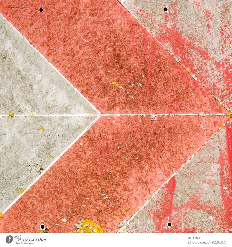 Weiter Metall Zeichen Hinweisschild Warnschild Pfeil eckig rot Farbe Farbfoto Detailaufnahme Strukturen & Formen verwittert Menschenleer grau