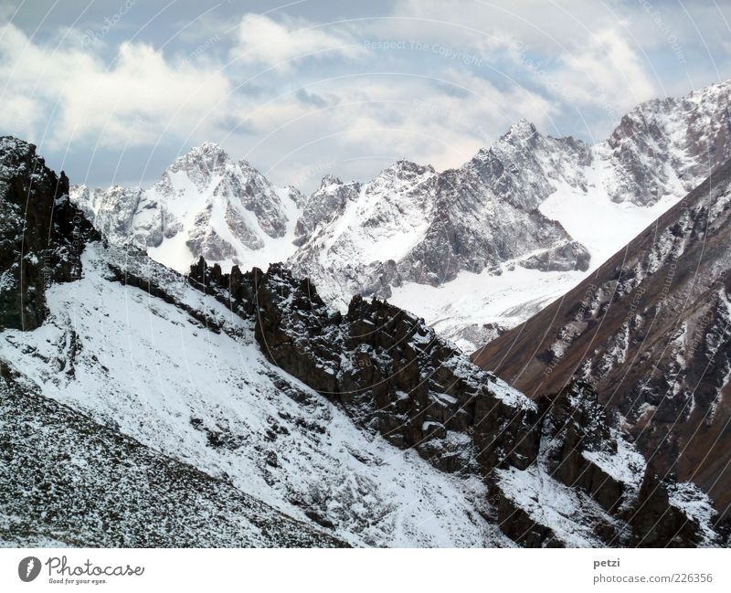 Beeindruckende Bergwelt Umwelt Natur Landschaft Himmel Winter Schnee Felsen Berge u. Gebirge Gipfel Schneebedeckte Gipfel Stein fantastisch Ferne gigantisch