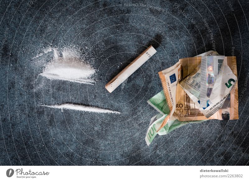 Konsum Freude Glück Gesundheit Krankheit Freizeit & Hobby Nachtleben Party Geld Eurozeichen Drogensucht bedrohlich Sucht Verbote Rauschmittel Drogenhandel