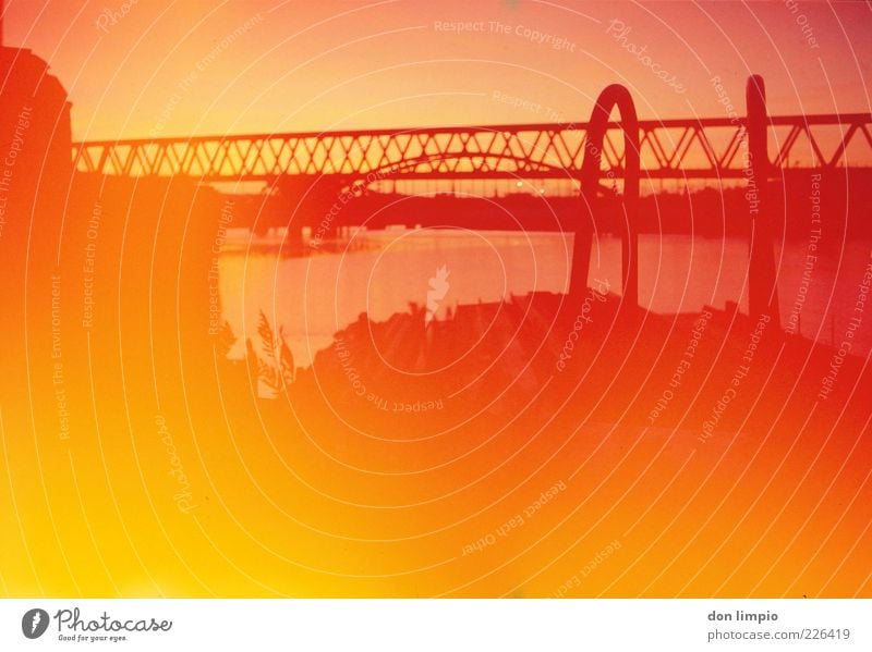 lichtdurchflutet Feuer Sonnenlicht Sommer Klimawandel Schönes Wetter Wärme Hafenstadt Brücke Verkehrswege Binnenschifffahrt leuchten heiß hell gelb gold rot